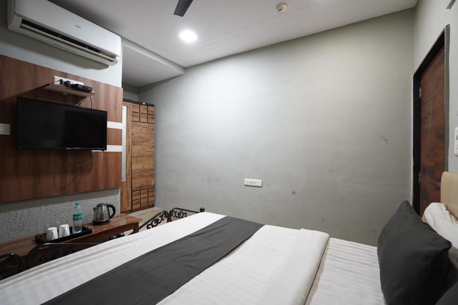 Hotel Sai Inn, Ahmedabad Airport ภายนอก รูปภาพ