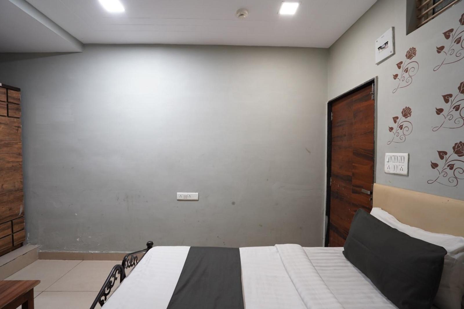 Hotel Sai Inn, Ahmedabad Airport ภายนอก รูปภาพ