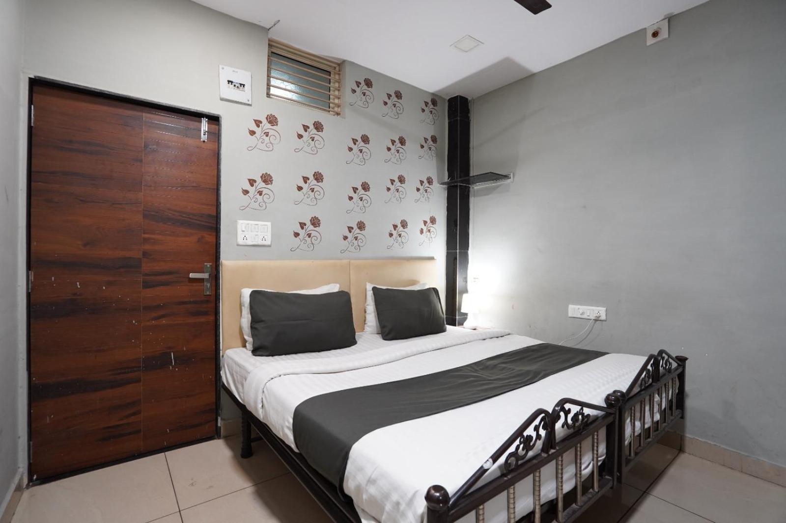 Hotel Sai Inn, Ahmedabad Airport ภายนอก รูปภาพ