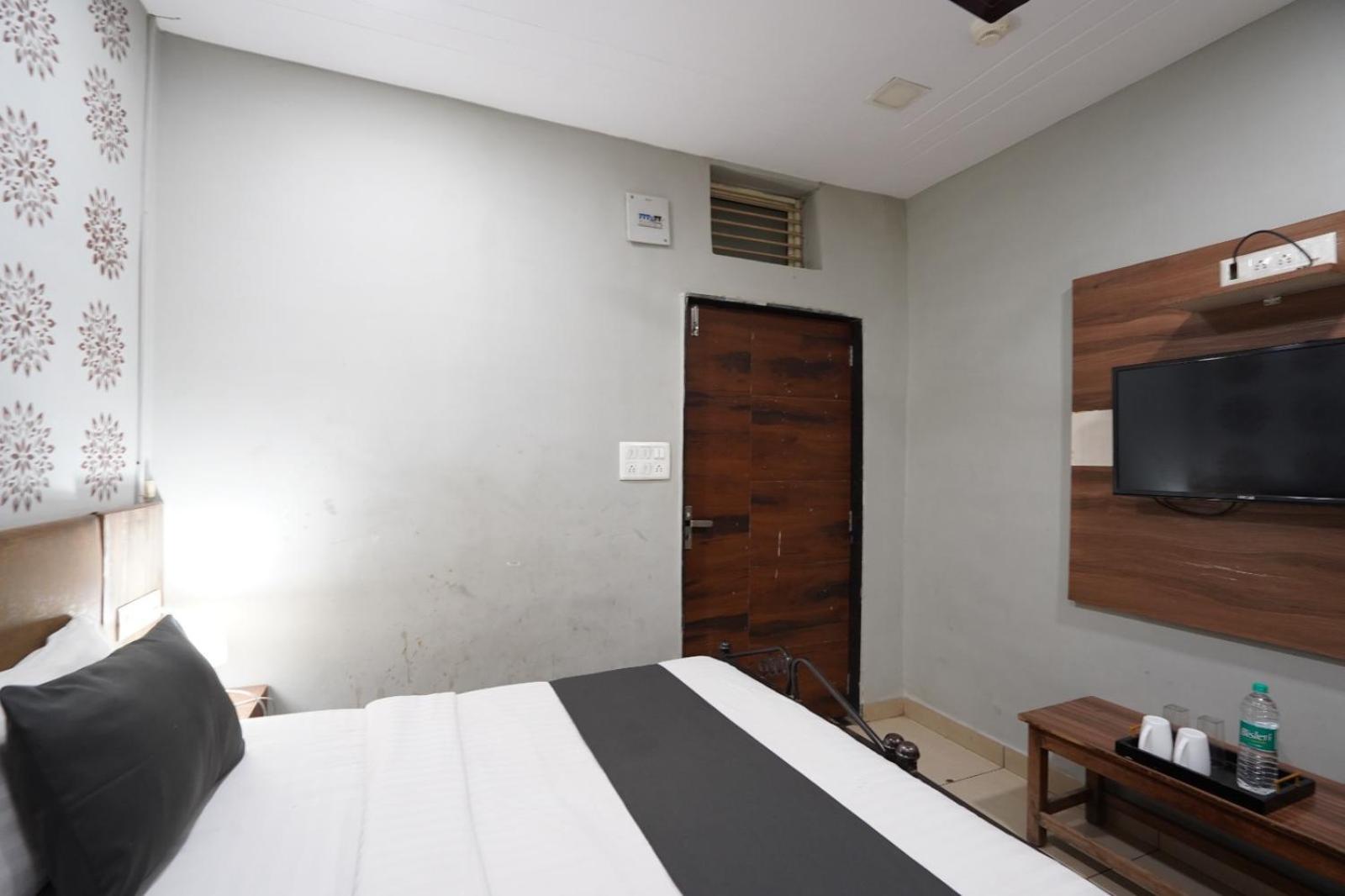 Hotel Sai Inn, Ahmedabad Airport ภายนอก รูปภาพ