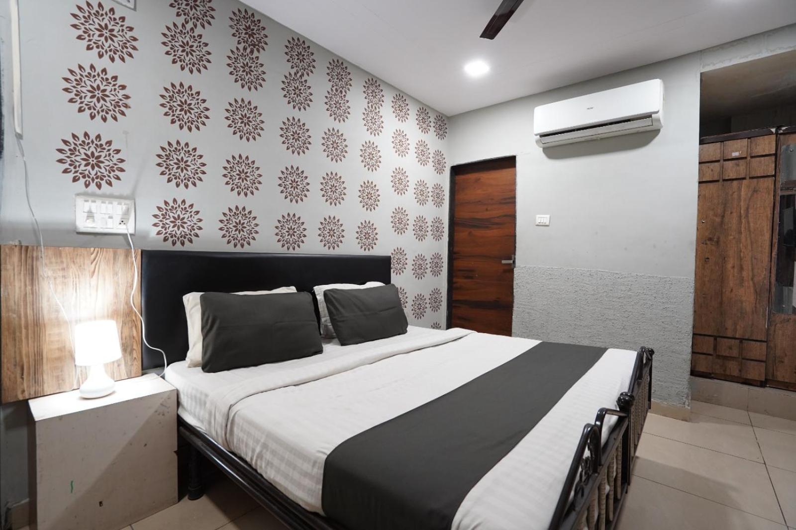 Hotel Sai Inn, Ahmedabad Airport ภายนอก รูปภาพ