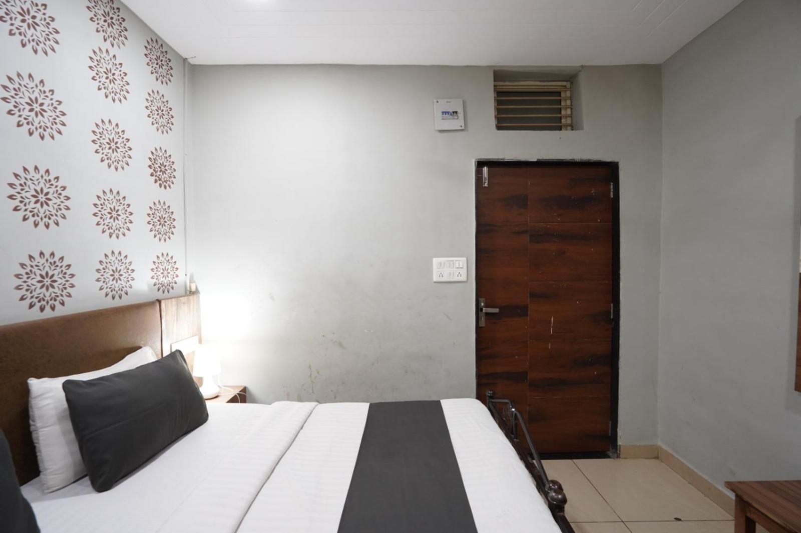 Hotel Sai Inn, Ahmedabad Airport ภายนอก รูปภาพ