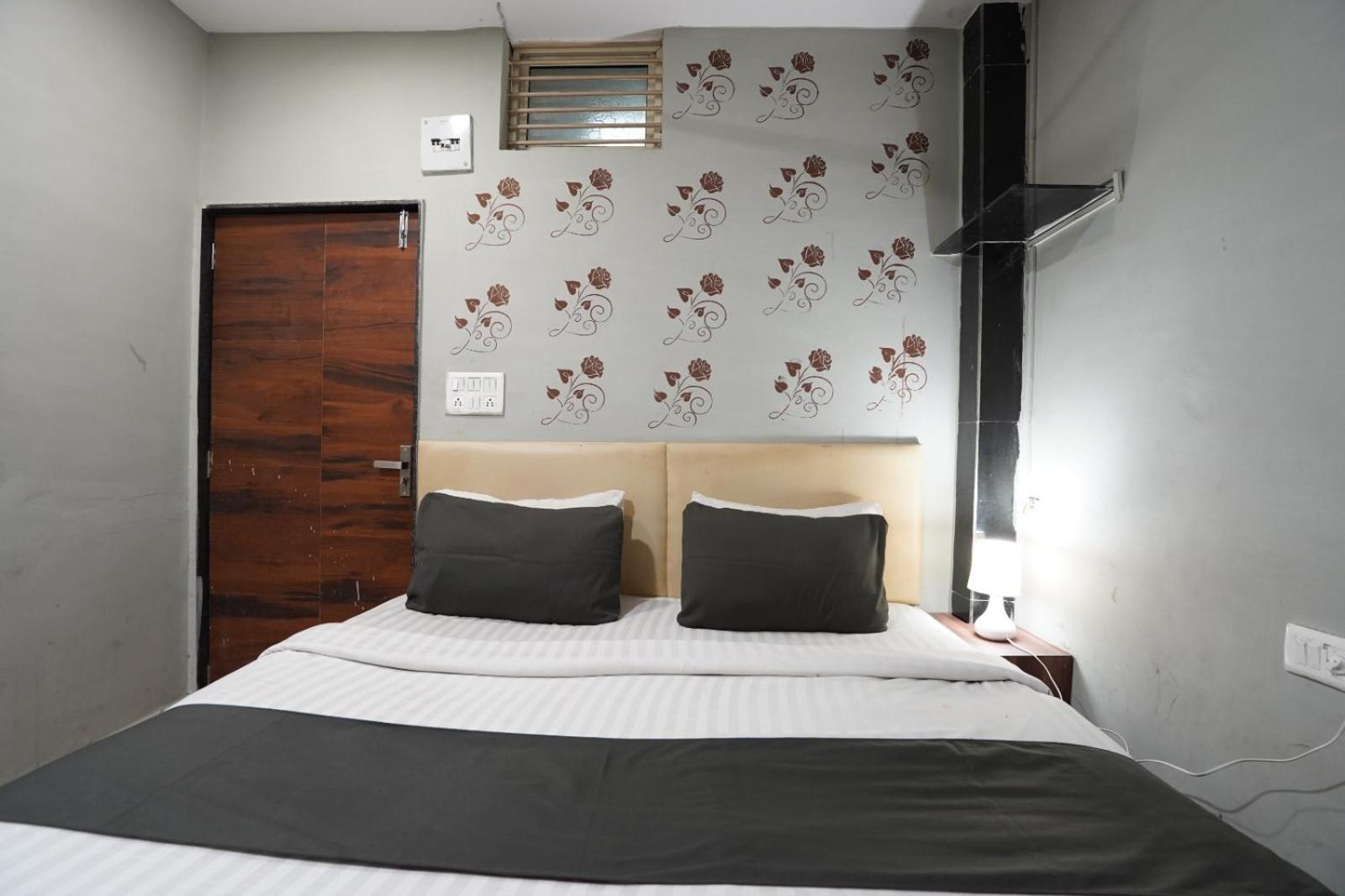Hotel Sai Inn, Ahmedabad Airport ภายนอก รูปภาพ