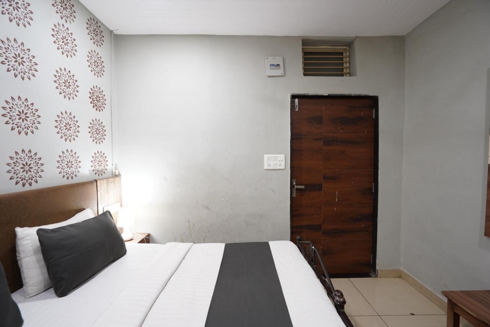 Hotel Sai Inn, Ahmedabad Airport ภายนอก รูปภาพ