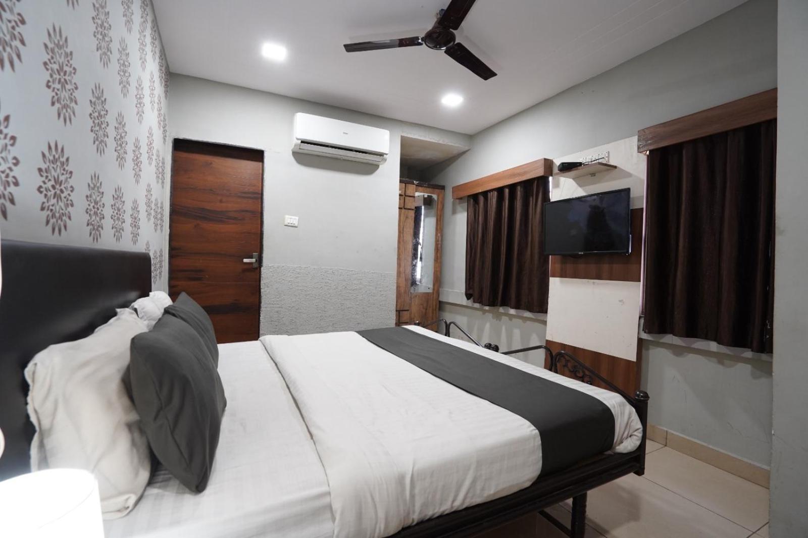 Hotel Sai Inn, Ahmedabad Airport ภายนอก รูปภาพ