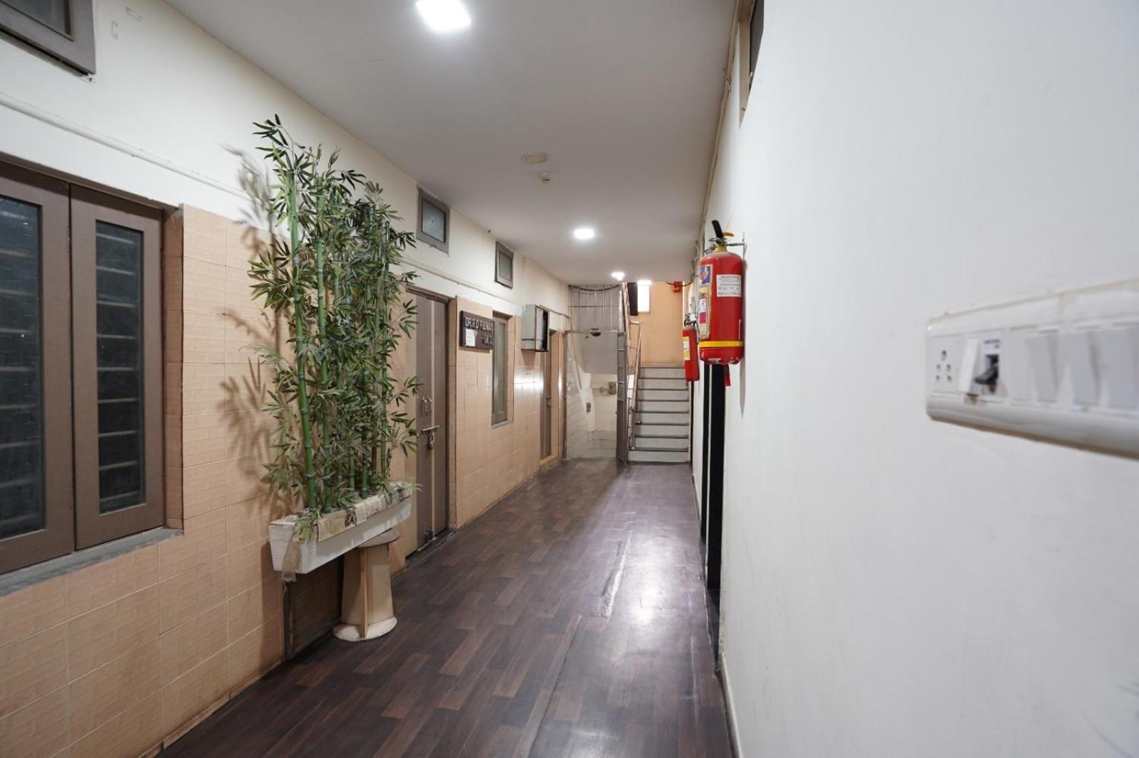 Hotel Sai Inn, Ahmedabad Airport ภายนอก รูปภาพ