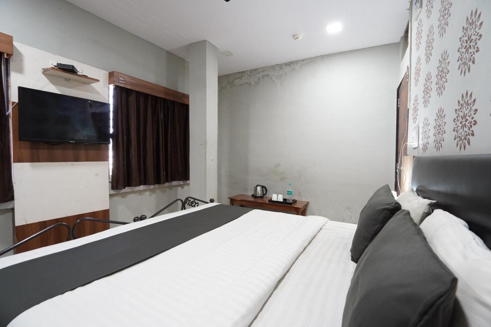 Hotel Sai Inn, Ahmedabad Airport ภายนอก รูปภาพ
